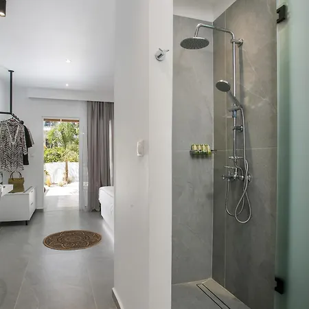 Calma Luxury & アパートホテル ファリラキ